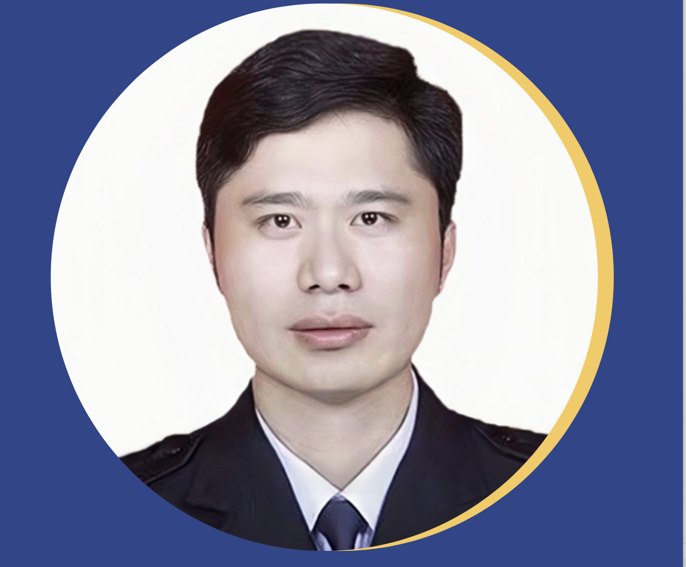 李国栋老师，哲学博士，十七年军警政领导干部履历，命题与面试专家，辰略公考教研院院长，正面微笑，白色衬衫，蓝色背景